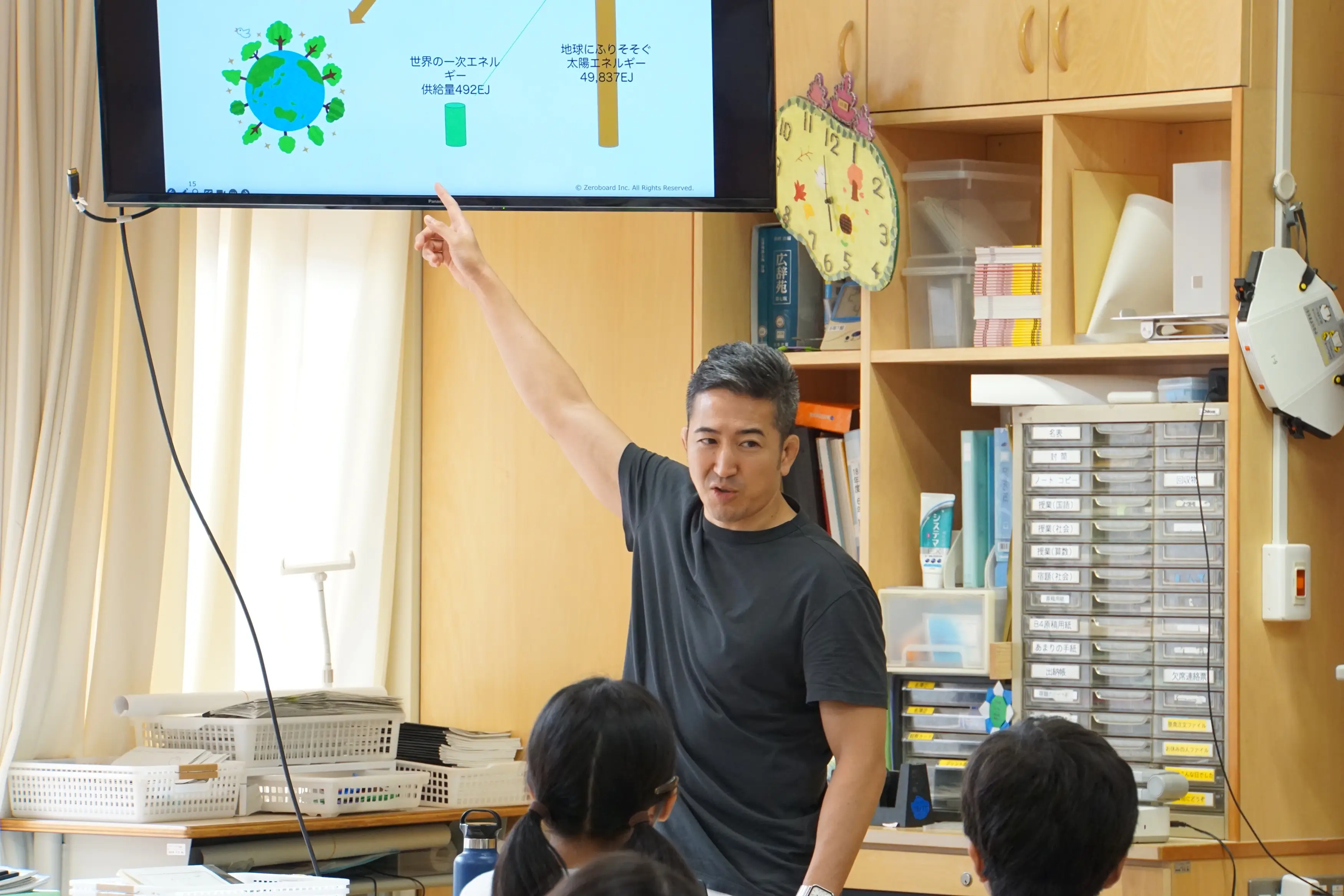 ゼロボード代表 渡慶次道隆が、桐朋学園小学校で脱炭素をテーマに授業を実施